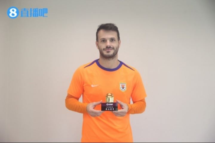 中超最佳|卡扎伊什维利领取奖杯👏看看他和小吧聊了什么