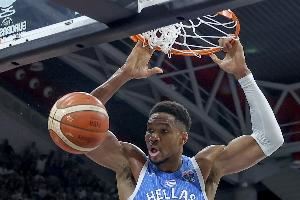 掌握命运！字母哥摧毁西班牙内线 爆砍25分14板9助淘汰对手锁第1