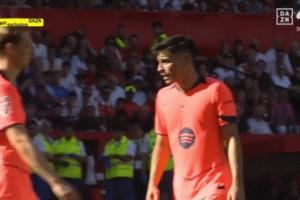 好朋友也吵架！巴萨1-4惨败塞维利亚赛中，佩德里与费兰激烈争执