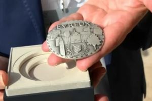 新科金球得主！RMC：登贝莱获颁家乡的城市奖章，市长亲自颁发