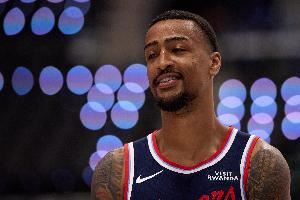 小卡：科林斯打4可以对位更高大球员 我们每个位置球员体型都不错