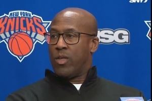 面包谈让亚布塞莱打中锋：这是个学习的过程 下半场明显更好了