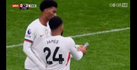 👀上面写了啥？切尔西球员在场上传递纸条，詹姆斯最后将其捡起