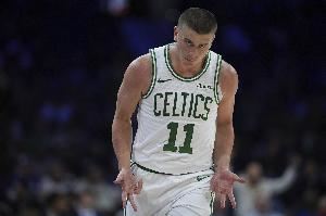 得快找找手感！普理查德半场三分5中1仅拿3分 但送9助2断