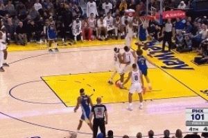 心领神会!库明加底线切入接波杰姆斯基抛传单臂空接暴扣