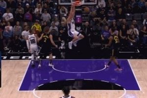 穿针引线!威少突破妙传尤班克斯暴扣得分