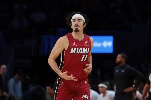 你都没站稳！哈克斯一条龙上篮被梅里尔造进攻犯规 热火挑战成功