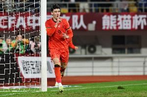 足球报谈拜合拉木:作用不止进球,能扛住对方中卫帮助队友前插